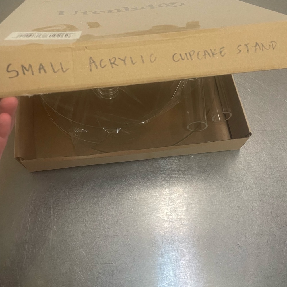 Acrylic cupcake stand